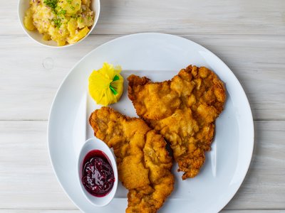 Paradeis. Erdäpfelsalat. Wiener Schnitzel. Naturschnitzel & Powidltascherl