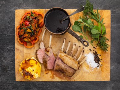 Sommerküche. Barbecue. Beilagen. Saucen. Salate