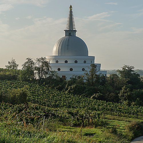 Stupa im Morgenlicht Weingärten.jpg