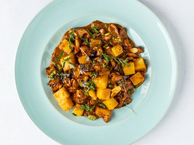 Eierschwammerl. Steinpilze. Trüffel Pasta. Perlhendl & Heidelbeer Dalken