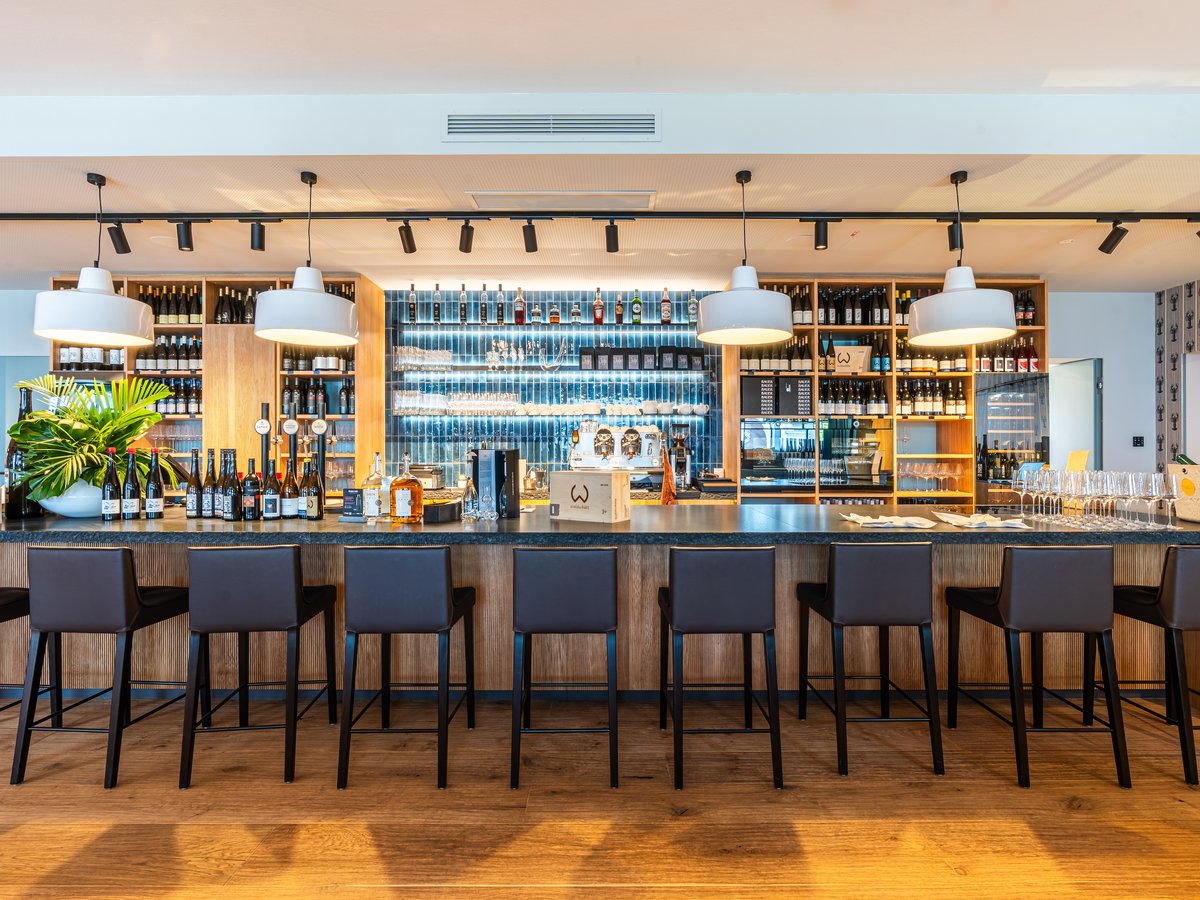 Weinhandlung Bar Gutshof.jpg